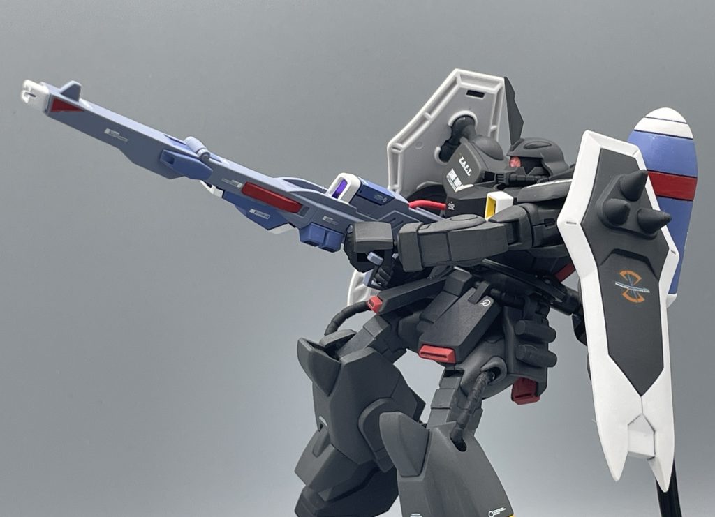 M1500オルトロス高エネルギー長射程ビーム砲 ウィザードシステムの利点を生かして、ガナーウィザードに換装。ディアッカの元の愛機がバスターであることもあり、親和性は抜群。ぶっちゃけルナマリアが使うよりも命中率は爆上がりしそう(笑) 実際にアニメ劇中で、ディアッカはユニウスセブン破砕作戦の際、ガナーウィザードで出撃しています。しかし、アニメ放送当時はアスランとお揃いの緑のザクに乗っていました。このブラック基調の専用機は劇中後半に登場したので、ユニウスセブンでの戦闘時には緑しかだったのです。 後日発売されたHDリマスター版では、ユニウスセブン破砕作戦時も、このブラックのザクファントムに搭乗しています。 その時にはブレードアンテナは無かったんですが(笑) なんか色々と立ち位置がややこしい機体です。