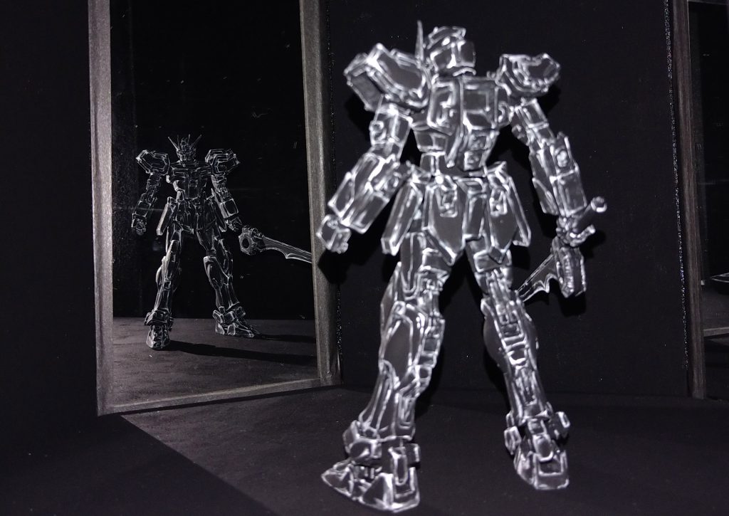 ここまでご覧頂いたのは鏡に映ったストライクガンダムです!!!上の画像で手前に見えているのが本当に作ったキットで今まで紹介していたのは鏡に映った側でした。すみません!