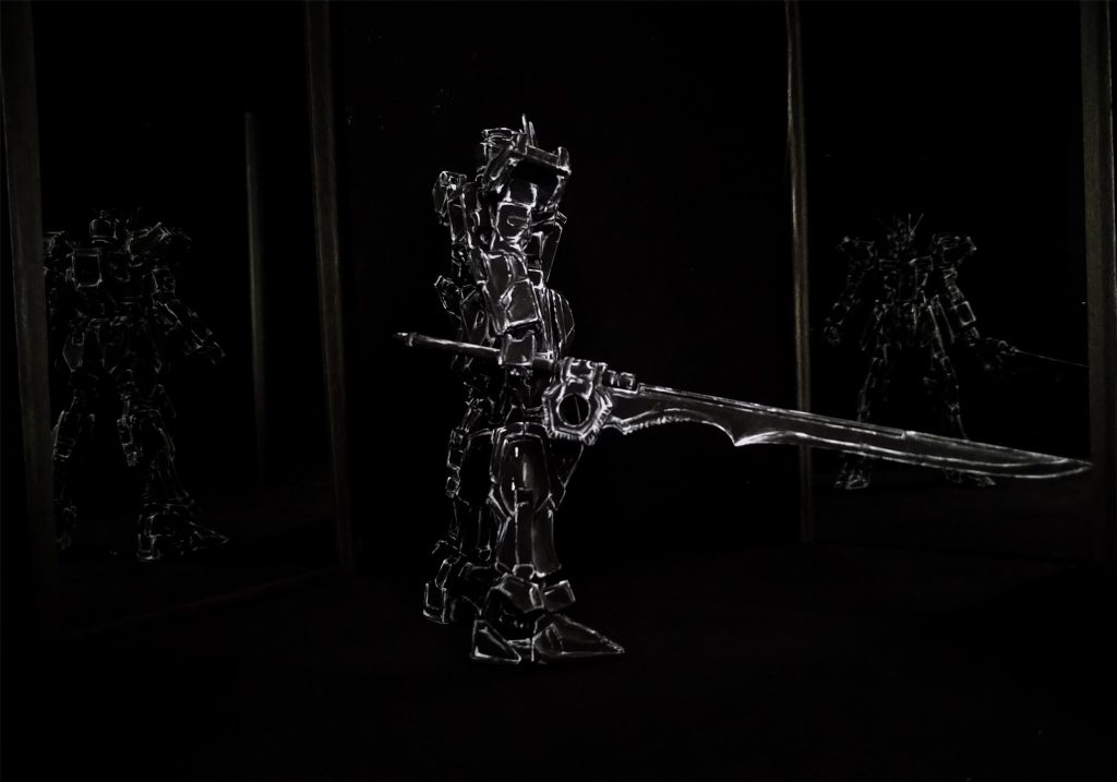 今まで行ったガラス表現作品では武器を持たせる事が無かったのでグランドスラムを持たせたらカッコいいかな?と考えました。(大きいから塗る表現が楽そうだから…)とはいえ、所詮筆塗り表現なので長い大剣の部分が鏡の前に来ても向こう側は透けません。右手に持たせているので鏡に映ると左手持ちになります(なのでメイン写真も逆手です)