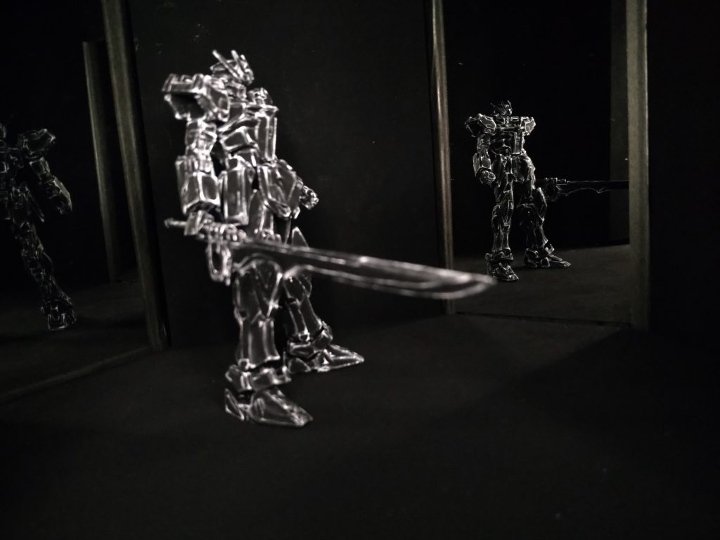 鏡面にピントを合わせると、手前の本体キットがボケて黒の色合いも変わってしまいます。今回、スマホのカメラの撮影設定を色々変更しながら撮影しましたが意外と調整が良く出来て、満足出来る画像が多かったです。ちなみにですが、実際にこの作品の実物を見ると手前に置いてある作品本体より鏡に映っている作品の方が綺麗にガラスっぽく見えます。不思議ですけど。