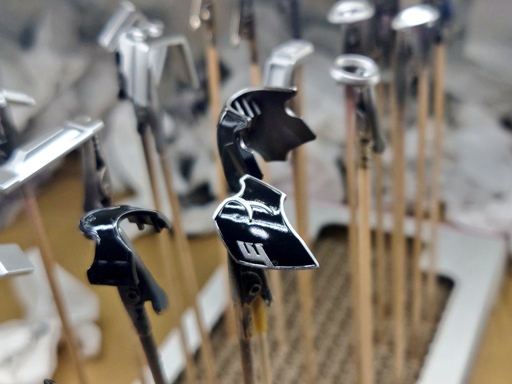 シルバー塗ったあとに黒のエナメルを吹いて、拭き取り作業