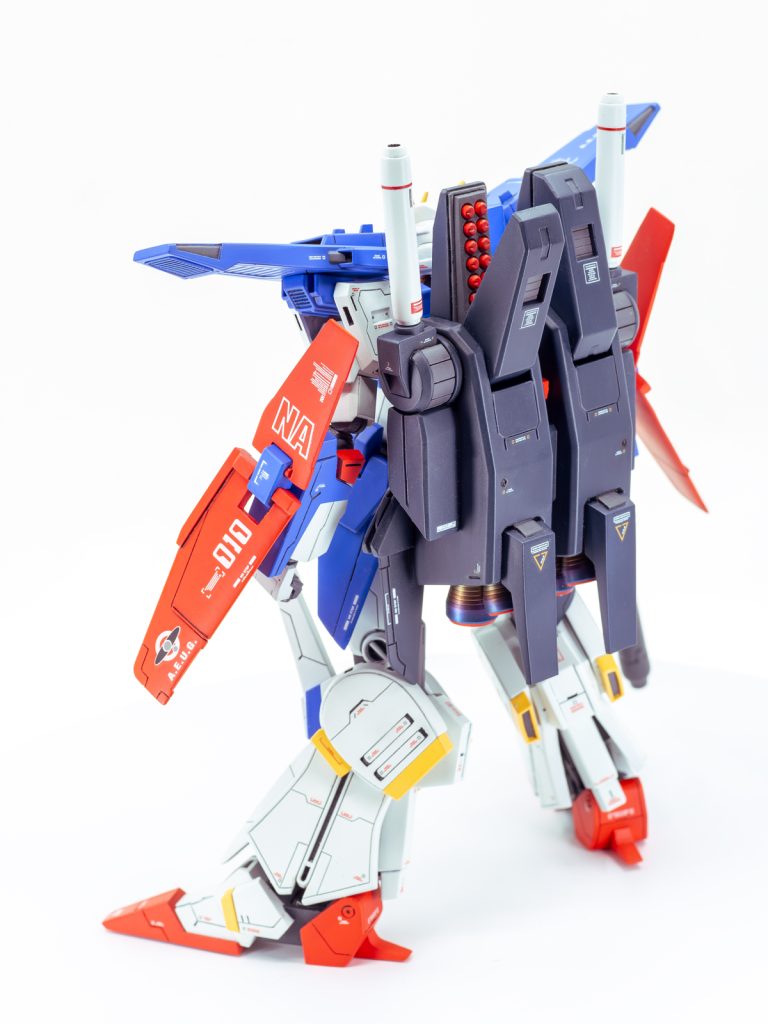 腕は二の腕内に6mm角程度の関節を仕込んでガワラ曲げできるように。基本的にZZ自体はそんな感じです。※追記:脛のフレーム下側で少し延長してかかとの始まりが少し下になってます