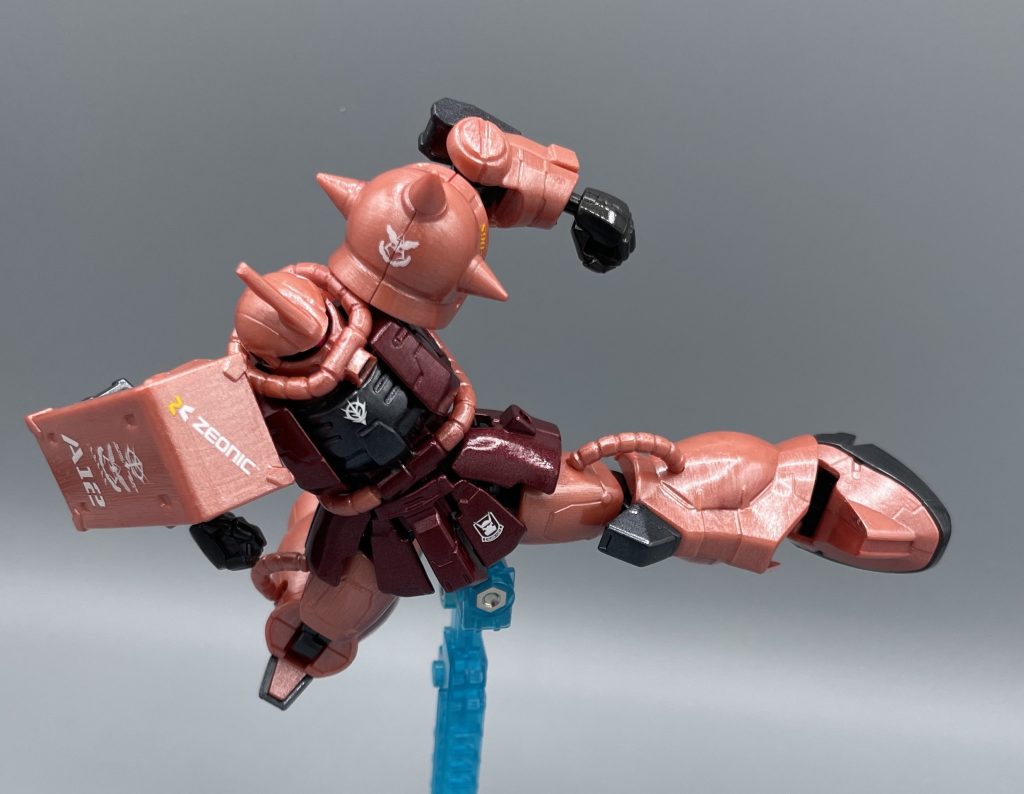 シャアキック!!  塗り終わって組み立ててみると、自分の中で渦巻く“コレジャナイ”感に襲われ始めました。 塗装が満足にいかなくても、デカールアレンジ+トップコートで作品が蘇える(誤魔化せる)ケースもあるので、(まだ慌てるような時間じゃない)と強く自分に言い聞かせ、私は思考停止でデカールを貼り付けまくります。“粗よ、目立たなく成れ”とピンセットに祈りを込めて。