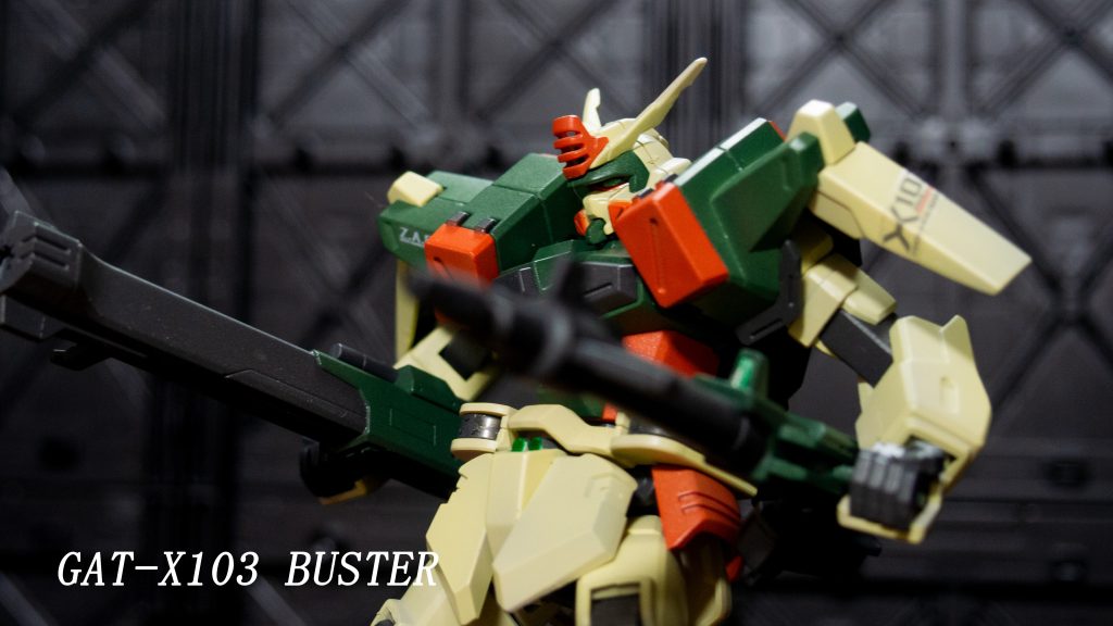 色の塗り分けについてですが、ミサイルポッドなどは細かく手塗りが早かったです。マスキングによる塗り分けはさほど多くありませんでした。メインは両砲塔の中央にある緑などですね。