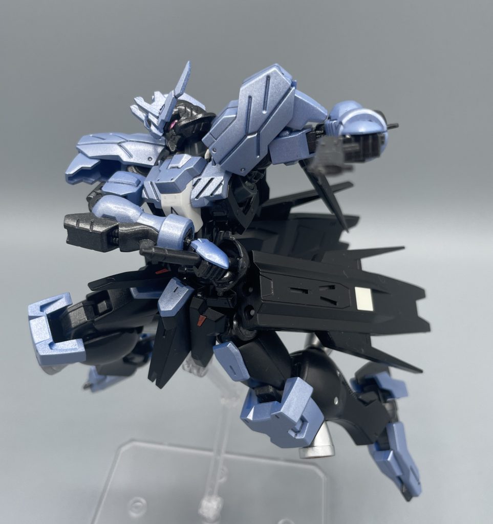 抜刀!! さぁ、いよいよガンダムヴィダールのメインウェポンです。劇中の設定ではサーベルを抜刀する際、サーベルラックが後方にスライドして自然に抜刀できるカッコいいギミックがあるのですが、HGではその機能はオミット。まぁこれも、価格を考えると仕方ありませんね。私は手を動かさなかった人間です(笑)