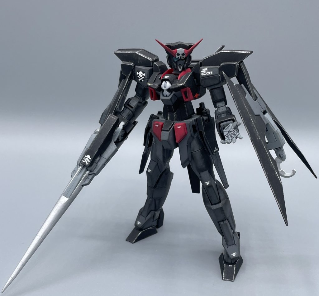 HG「ガンダムAGE-2 ダークハウンド」 こちらは、筆塗り部分塗装とウェザリングのお手軽仕上げ。ポイントはドライブラシになるのでしょうか。成形色が黒の部分はシルバーのドライブラシで派手目に、グレーや紅の部分は黒でエッジを強調しました。 素材感の違いが出て、メリハリが効いた仕上がりになったかなと思います。