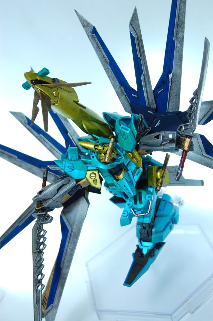 頂点剣×２。ネオジム磁石で背中にマウントできます。 塗装剥げ対策で腹など各所ヤスったり削ったりしましたが、サイドアーマーのレールガンだけクリアランスを確保するのを完全に忘れていたので、展開すると擦れてちょっと色移りします。