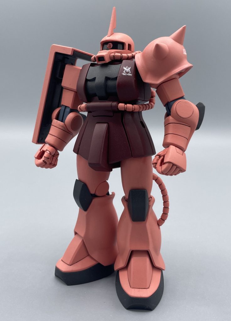 MS-06S ZAKUⅡ （CHAR'S CUSTOMIZE）　言わずと知れた機動戦士ガンダムの、”もう一つの主役機” とも言えるシャア専用ザクⅡのHGUCキットです。シャア専用ザクⅡには、２種類のHGUC版が存在します。　古い方が2002年に発売された本キットであり、新しい方は2020年に“リバイブ版”としてリニューアルされています。どちらも、アニメの雰囲気を意識して造形されていると思います。トレンドの”スタイリッシュ体形”は、オリジン版が担当しています。