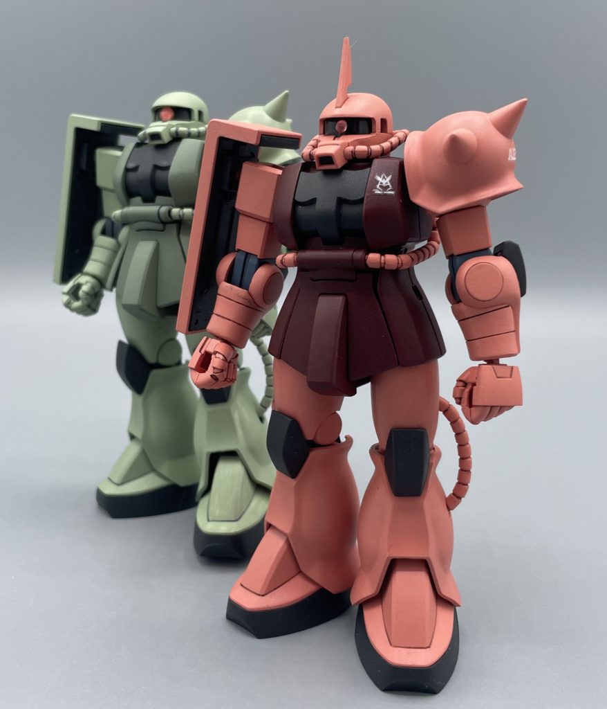 ２ショット　同じく旧HGUCザクⅡと一緒に。安心する。知っている形。私が、この旧HGUC版のザクで好きなのは、「拳の色が機体色と同じ」な所です。ザクⅡも是非見て下さい(^^)↓https://gumpla.jp/hg/2058977 　下の写真を見て頂いても分かりますが、意外とシャアザクのキットでも指がグレーで成形されているものが多いんです。新HGUCもそうです。しかし、アニメのザクは指までピンクや緑なんですよ。そこを忠実に守っているところが、このキットの”推しポイント”です