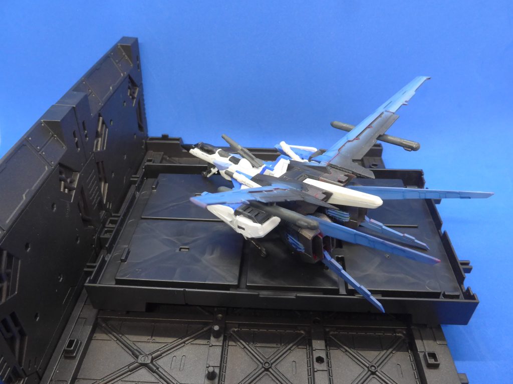 エールストライクパーツをよりオプションっぽく見せるため、左右のバーニアを逆につけて着陸できそうな感じに、主翼に大型ミサイル2発(ハ●ガワ1/72武器セットから)つけました。サーベルも逆にしました。