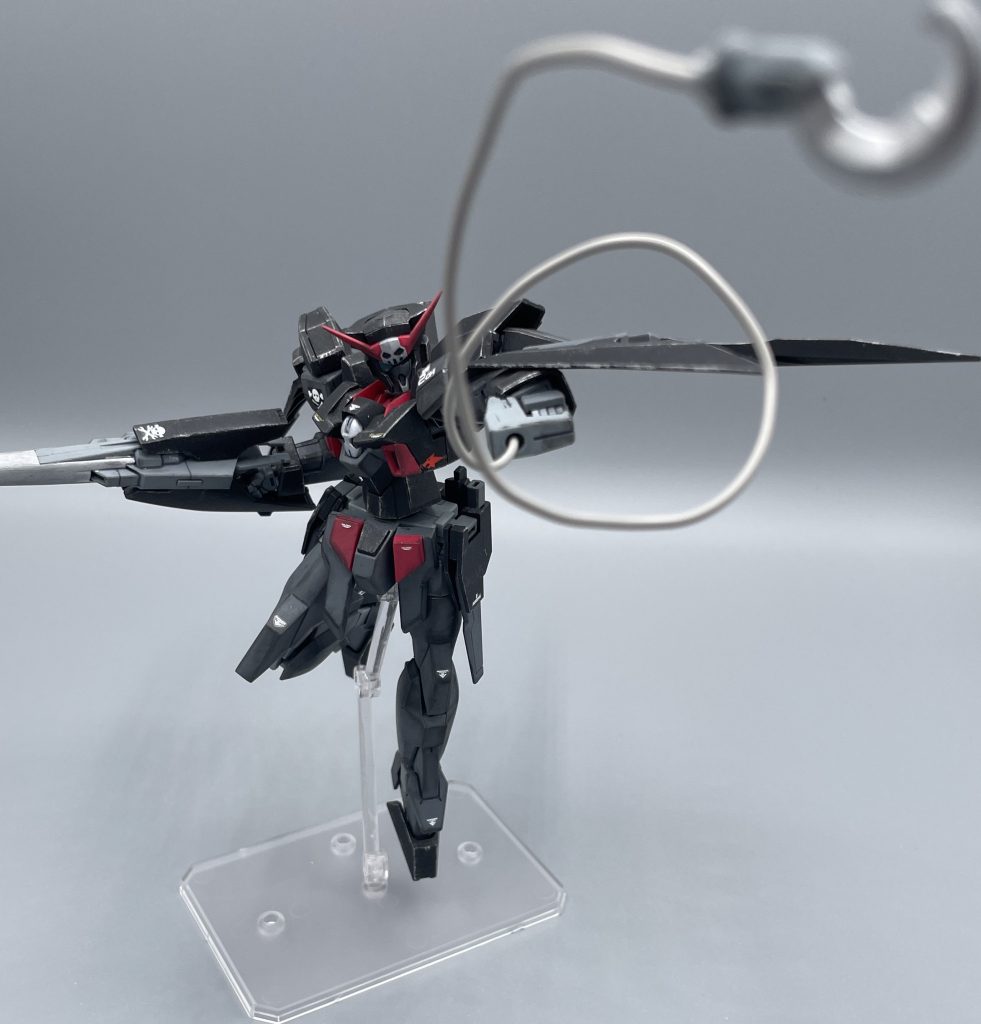 スーパーパイロットをなめるなよ。 静かに言い放つ姿は、成熟したイケおじそのもの。海賊だけど。愛機のAGE-2を白から黒に塗り替えて、宇宙海賊ビシディアンの首領として、愛する妻や息子を守るための戦い続ける。  海賊だけど。 連邦軍としての地位は捨てても、捨てられないものもある。それは、機体の左胸に密やかに刻まれた狼の刻印。お気に入りのワンポイント。