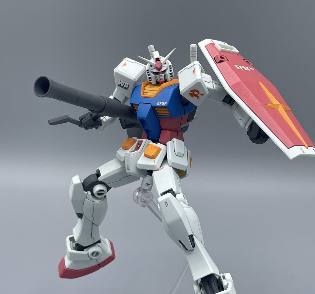 わきの下に構えるポーズもばっちり。