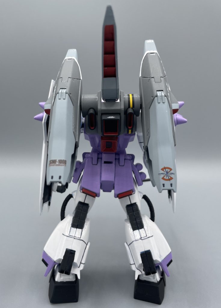 バックショット このブレイズウィザードを装備させるにも、一つハードルがあります。私が行ったように、「コレクションシリーズ→HG」の場合、無加工でウィザードを移植することが可能です。 しかし、「HG→コレクションシリーズ」の場合は、背中にウィザードを取り付けるための3mm穴を、ピンバイス等で開けてやる必要があります。簡単な加工ではあるのですが、道具が揃っていない初心者にとっては、大きなハードルとなるかもしれません。