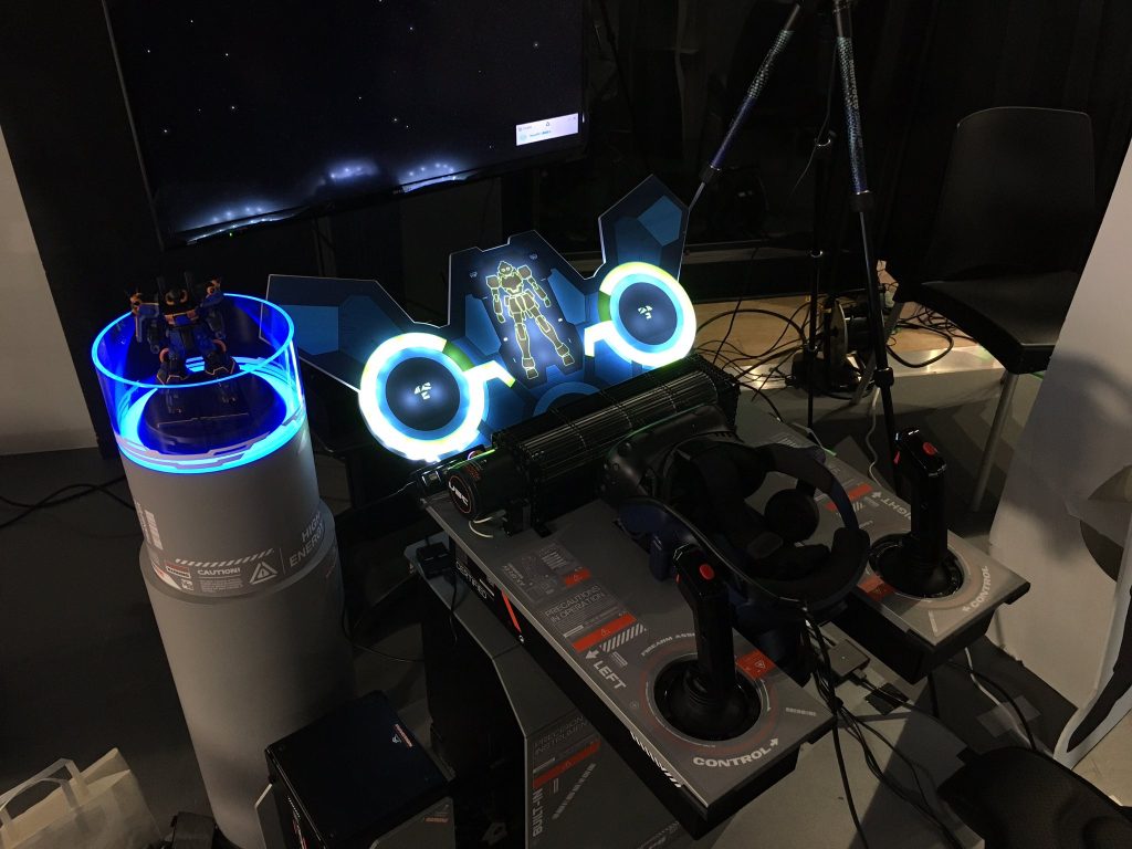 コーションマークや、「ビルドファイターズ」と類似デザインのコンソールなど雰囲気抜群。いやが上にもテンションが上がります! ゴーグル装着前には説明担当のおねーさんから説明があります。