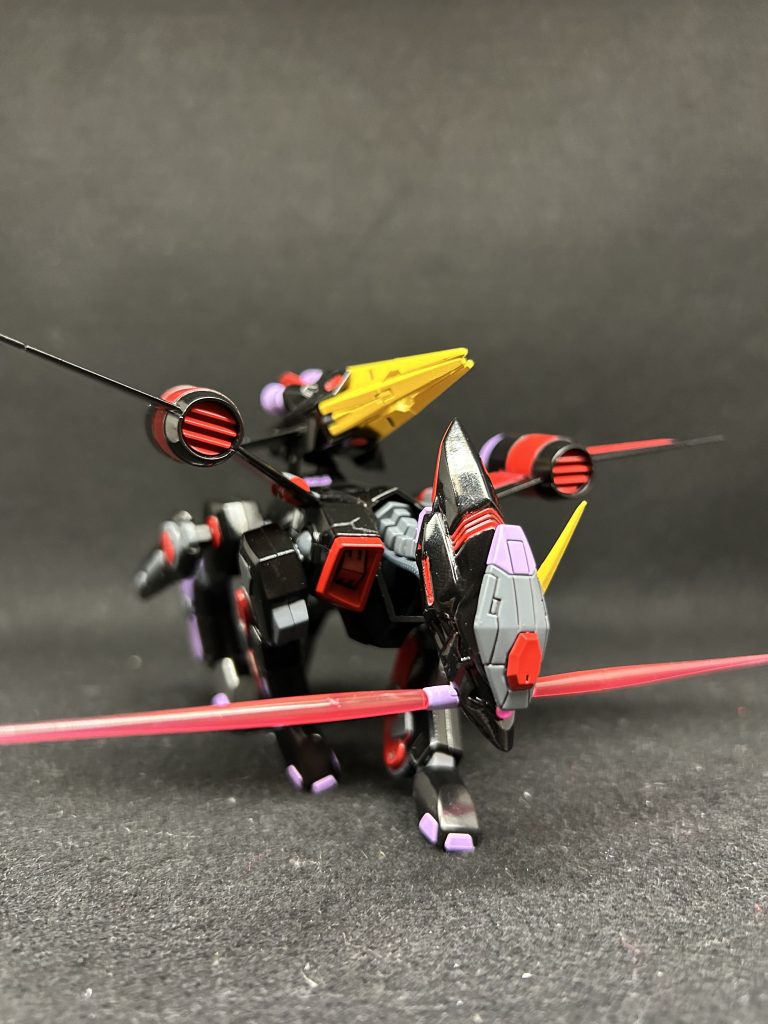 アクションポーズ。4脚の立体物なんてほとんど触ったことがなかったので,かっこいいポージングがあまりできなかったのが心残り。この写真は機を伺う暗殺者感があってかなり好きな写真です。