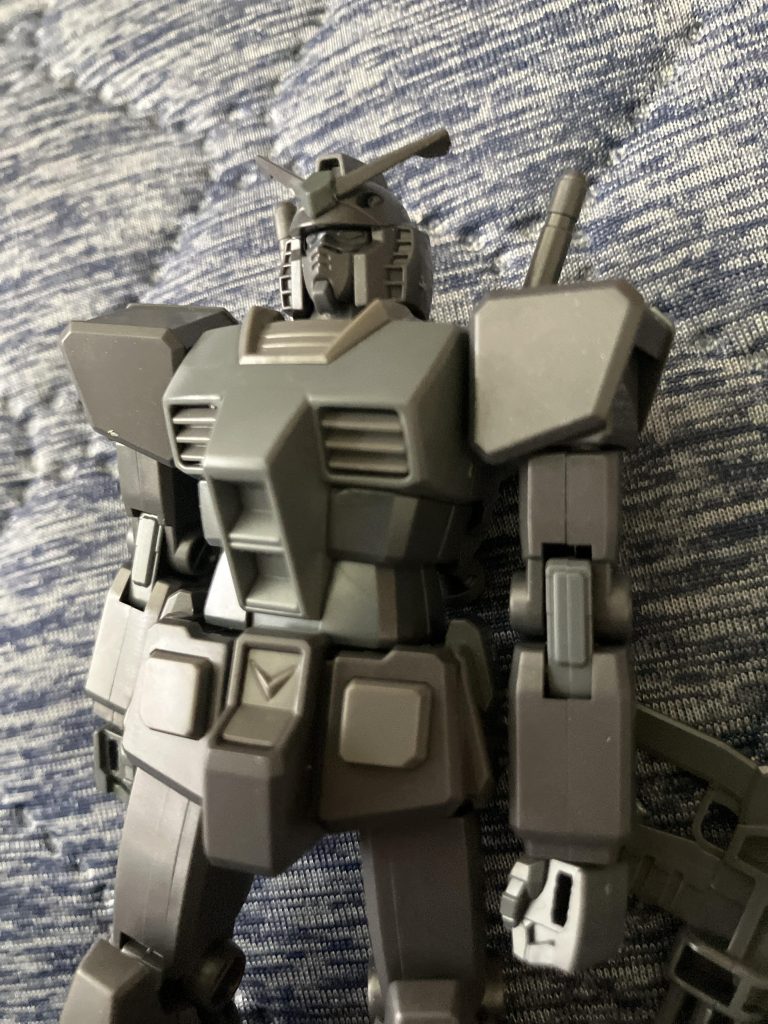 カラーリングは茶色がかった黒やグレーみたいな感じの色ですね。塗装しようかな