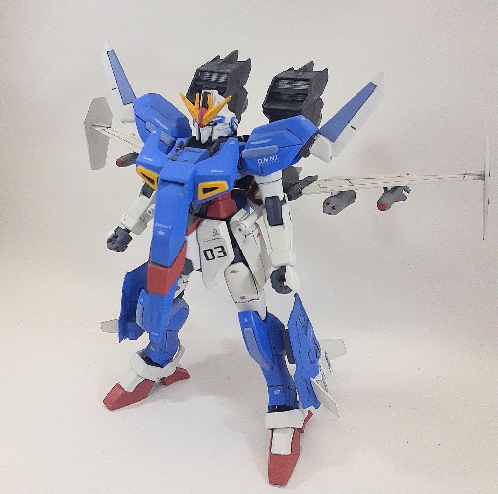 ウィンダムのボディに追加装甲やウイング等々を盛り付けました。