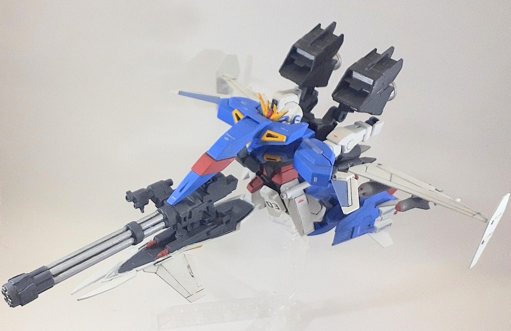 胸の装甲は二重になっており、ジョイントパーツで繋がっているので変形時に上下に稼働します