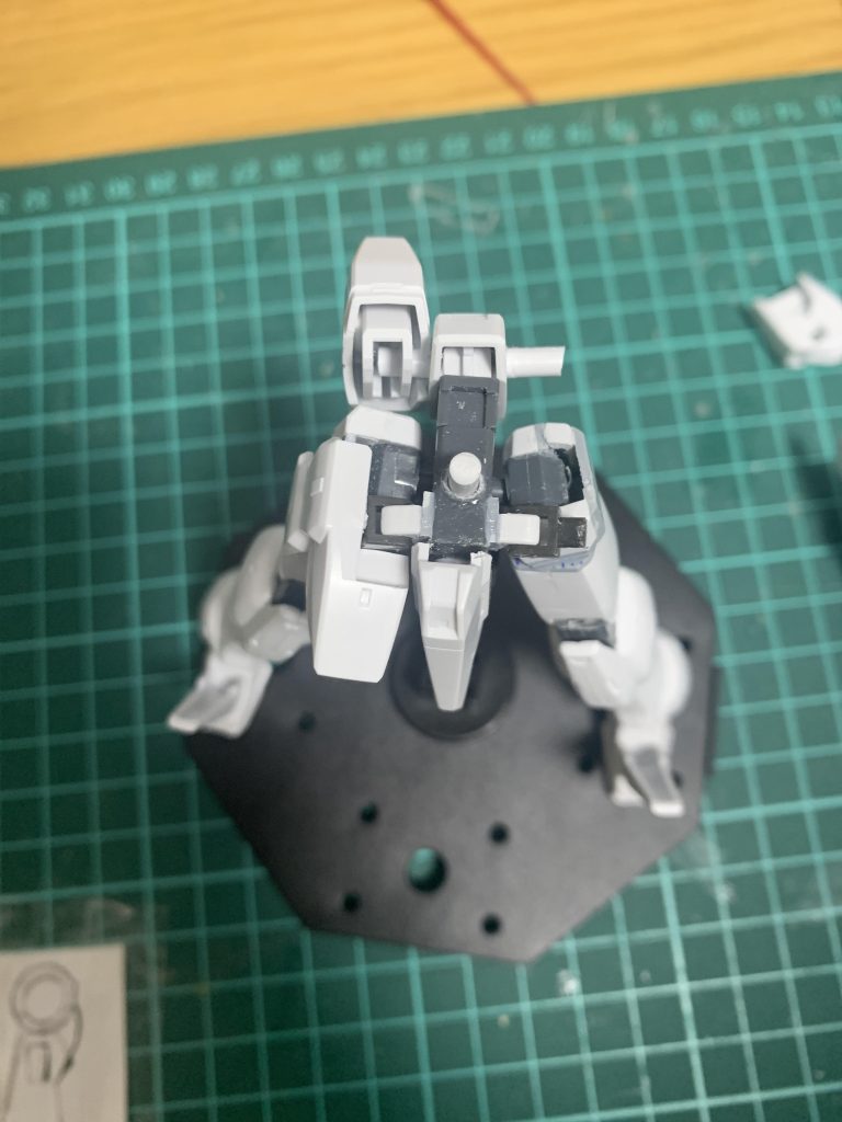 腰はデュナメスのものにラジエルをドッキングサイドアーマーとリアアーマーが稼働するように分割してリアは3m軸、サイドはHGバルバトスの腰をうまく使って接続しました。