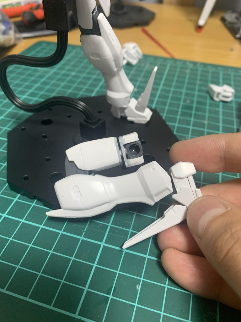 大腿部はまずデュナメスの腰関節のボールジョイントに合うように改造膝関節はデュナメスのものに合うように改造足首もボールジョイントにして可動範囲も確保