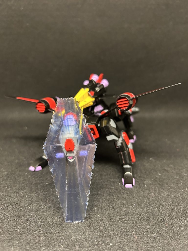 頭部ビームシールド。もし敵に気づかれた際もこれを展開すれば安心。シールドエフェクトは過去に作ったRGストライクフリーダムの物を流用しましたが,めんどくさがらずシール剥がして塗れば良かったかもなあと思います。