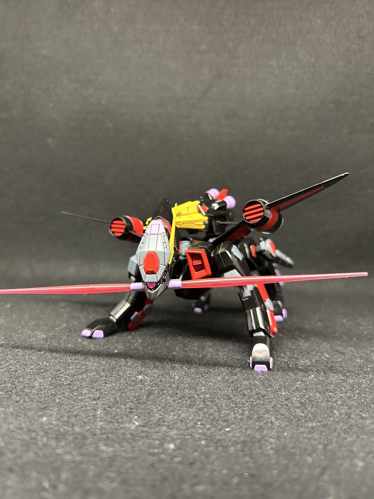 主兵装は頭部のビームサーベル。ミラージュコロイドステルスを展開して接近し,気づかれる前に仕留めるのが主要戦術です。