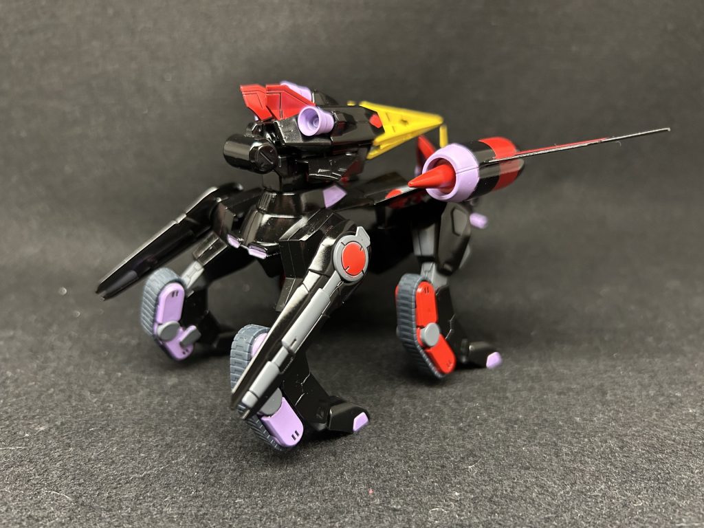 素立ち後方。今回使用したキットは素体のモビルバクゥ,後脚部ビーム砲にジェガンブラストマスターの腰部パーツ,大型グレイプニールはMGのブリッツガンダム,頭部後方のミラージュコロイドステルス発生装置はRG天ミナの右肩,ビームシールドはRGストライクフリーダムからそれぞれ取ってきています。俺設定としては,種本編と運命本編の間,Z.A.F.Tが地上戦における優位を向上させるため,奪取したブリッツガンダムの肩パーツをコピーして搭載し,また突撃の成功率を向上させるために当時開発中だったビームシールドを搭載した試作機という設定。実戦での実験ではめざましい戦果を挙げたものの,ミラージュコロイドステルスとビームシールドを多用するとバクゥのバッテリーがすぐにあがってしまう点,それを解消するための特別製のバッテリーの製作費で通常のバクゥがもう2体作れるほど予算がかかる点,砂漠では砂塵の影響でミラージュコロイド粒子の定着が阻害され,通常のバクゥと変わらない運用になってしまった事などから,試作機が一機作られるのみとなってしまって……みたいな感じです。