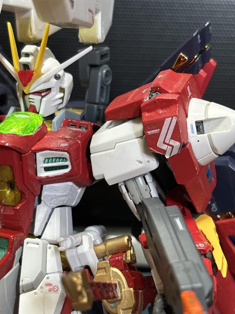 そのまま取り付けるとどうしても機動兵装ウイングとGNドライブが干渉してしまうので、肩部アーマーをレッドフレームのものに変え、そこにGNドライブを取り付けました。上手いこと落とし込めたのではないかと。