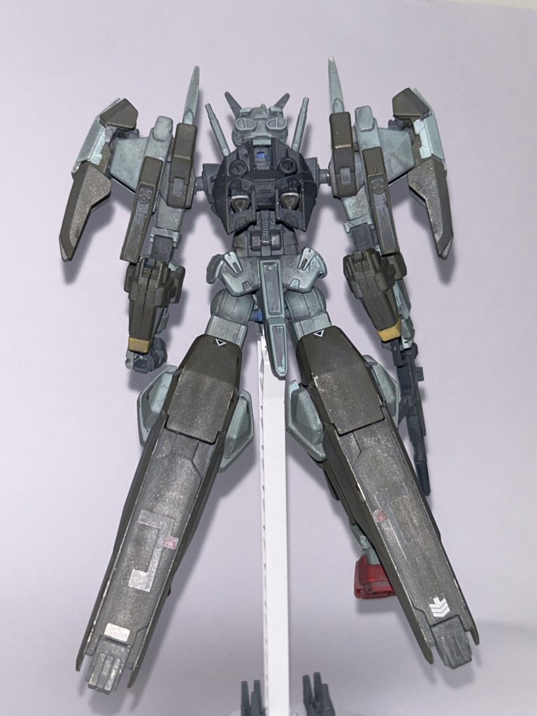 後ろから。脚が見えねェ。後ろから見るとヒョロガリ感増しますね「意外と痩せっぽちだなお前！」