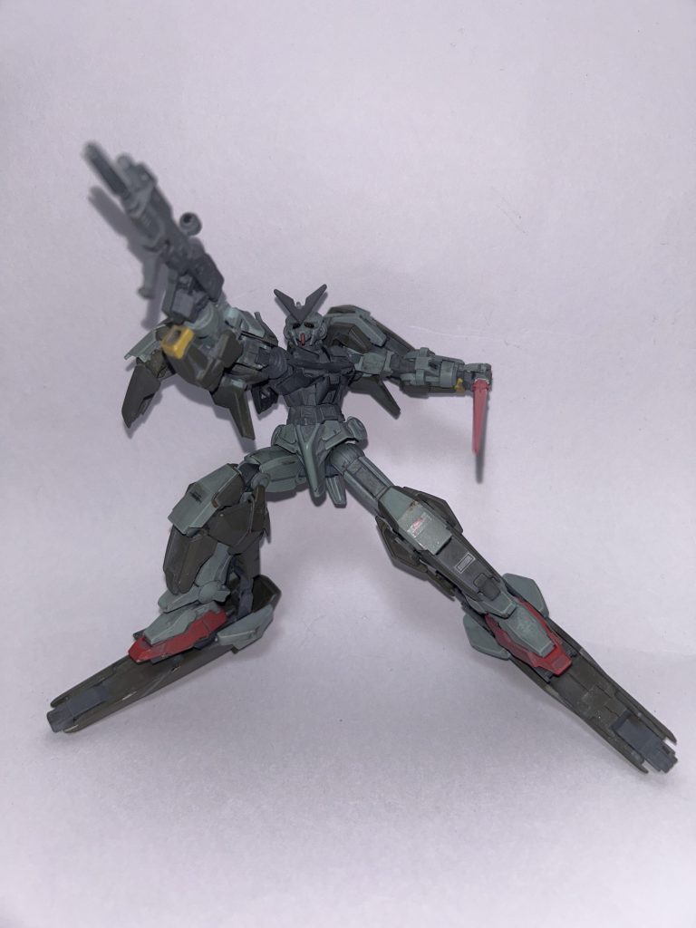 戦闘ポーズ。ビームライフルはインパルスのが転がってたので持たせました。ビームサーベルは背中に2本、肩に2本で合計4本の豪華仕様。