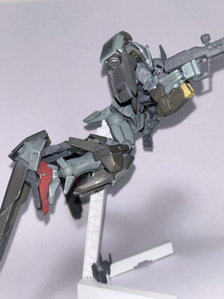 高速移動モードで横から。脚のは海上ジェットスキー兼飛行ユニット...という設定です。なんとなく考えた背景としてはオーブ「これからは積極防衛するぜ！という訳で距離も時間も長く動けるMS作って？」技術部「了解！　　　　できた！海上を高速移動出来ます！元のM1アストレイ・シュライクより長く飛べます！一部パーツはM1アストレイの流用なんで安いです！強化外装を原型につけてるだけなんで簡単にバリエーション作れます！名付けて『アヴァランチ・アストレイ』！」オーブ「いいねぇ。でもさー、こんな案も出てるんだよね」ムラサメ『やあ』オーブ「この子飛行形態になれるから燃費も航続距離もいいし、陸戦能力はM1をしっかり引き継いでるから陸空もうこれでいいし、変に装備作って局所に対応するより万能機一つでいいよね。最悪本土さえ守ればいいし」技術部「あっあっあっ」オーブ「しかもただ後方支援するだけならM1改造して使えばいいし。ってことでムラサメ採用！アヴァランチは没！」技術部「ウワアアアアアアアアアアアァァァーーーーーーッッッッッ！！！！(昇天)」...って感じの妄想です。試作機は作ったけどムラサメとのコンペに負けたって感じ。