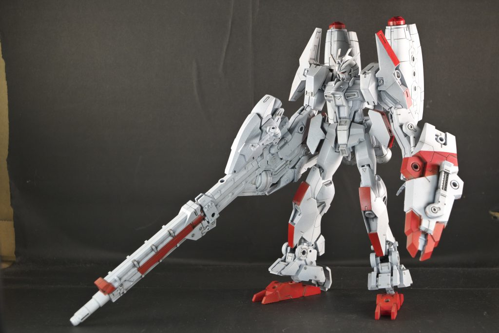 機体解説:機体にVPS装甲が施されているが無駄な負荷を避けるため、シールドを装備。強度があるため打突が可能。機体塗装は宇宙戦闘がメインなため星間の光に紛れるために白色にし、要所に赤色のラインを入れることでスペースデブリに誤認させる意図がある。また増設により機体が巨大化しているため、塗装部分が機体末端を確認できるように配慮されている。ただし、バッテリーの消費を抑えるためインパルス部分は赤色にはせず白色に設定されている。 【正面写真】といった具合に設定を入れつつのご紹介。全体的に目指していた(トッキントッキン感)を出せたかと思います。