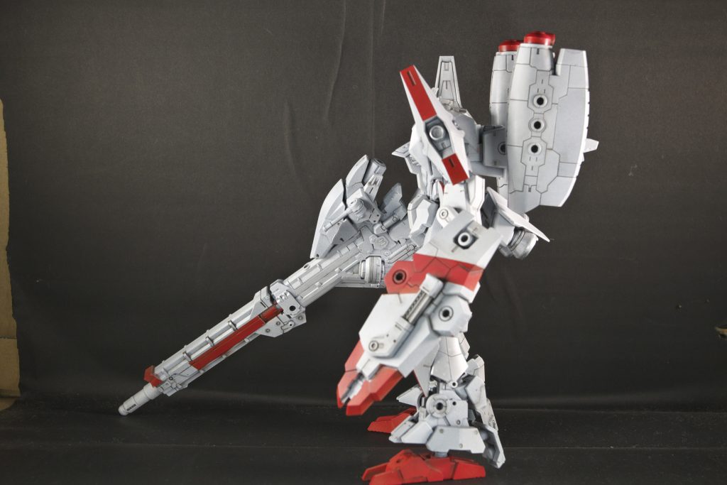 機体解説:椀部の肩、脛、腰には精密移動が可能なブースターを設置。宇宙を移動用に発電エネルギータンク兼スタビライザーとブースターとして背面ユニットを増設。 【側面写真】うーむ厳つい。筆者大好きなデッカイライフルを持たせちゃうことによるバランスとりにより骨延長された足が目立つ。色合いも筆者が好きな感じを出せたと思う。アーマードコア6宜しく単色メインに単色の部分塗装を乗せる。今回宇宙かつVPS装甲だもんで汚れはあまりつかない方がいいかな。と思ってわざと汚し塗装系は省きました。地上とかだったらもーっとバッちい感じにしちゃうね!
