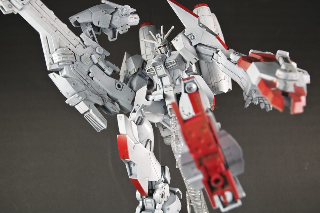 【踏みつけられ写真】踏まれた感じを意識して撮った写真。こんな感じにグワーッと来られたらたまりませんね。でもライフルが長いから近距離になるとこの機体弱いと思います!