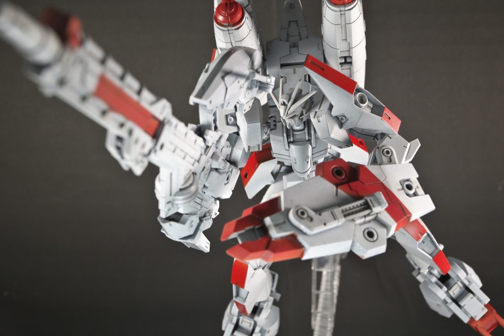 【戦闘ぽい写真】銃撃てるかな?と思って構えさせた写真。撮影ブースからはみ出しまくりました。盾はボディを守る感じに設置。いちおうライフルを支えるような持ち方も出来ます。四十肩にはなりませんでした。HGCEのインパルスは肩がめっちゃ動くのでありがたいです。