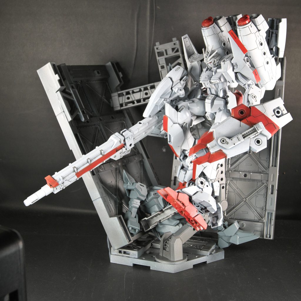 時代背景:コズミックイラ後期。量産されたインパルスガンダムがジャンクとして流通された。並の機体より高い出力を誇るインパルスのバッテリーは高出力の武装を扱うのに適していた。宇宙で暗躍するジャンク屋兼傭兵にとって遠距離からの狙撃は小規模な戦場が増えたことにより需要を増した。また、この機体に取り付けられている高火力長高射程ビームスナイパーライフル(ニードル・スレッディング)は、高エネルギーが必要なものの長距離射撃が可能な兵装であるものの、流通している機体で使用しようものならバッテリーが保たずに炎上してしまう。そこでインパルスガンダム。とりわけこのデスティニーインパルスガンダム用途で流通されてきた機体のバッテリーであれば高出力にも耐えうる性能がある。インパルスは機体周辺しか満足に機体が存在しなかったこともあり、他の機体から詰め合わせて構成されている。