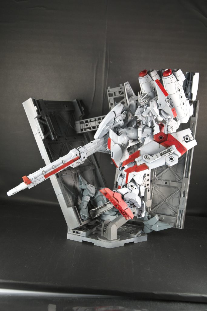 【全体像】今回はミキシングをしつつ、ちょっとしたジオラマを組みたかったこともありサイズは大き目になりました。ゴツい機体かつ重厚感を出すためスペースデブリを想定しましたが、使用した100均の格納庫をまんま使用した為、コロニー残骸か何かからニュっと出てきたような造りになっちゃいました。コレはコレでヨシ!