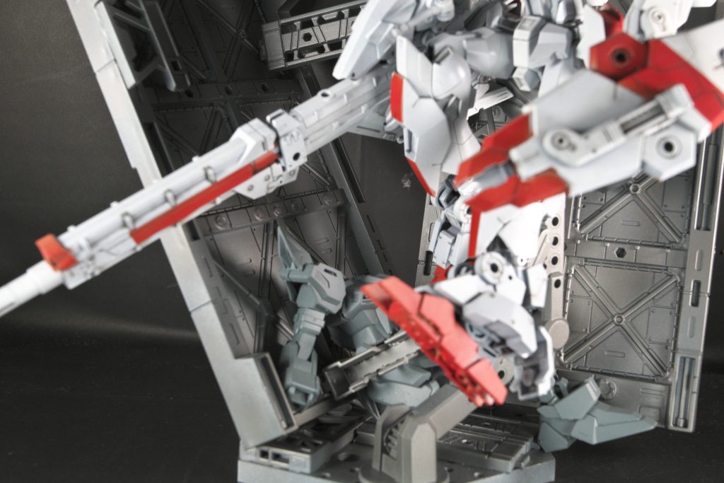 機体解説:このジオラマは、インパルス・ニードル・スレッディングが任務をこなしている一面だ。スペースデブリに紛れ敵機を狙い