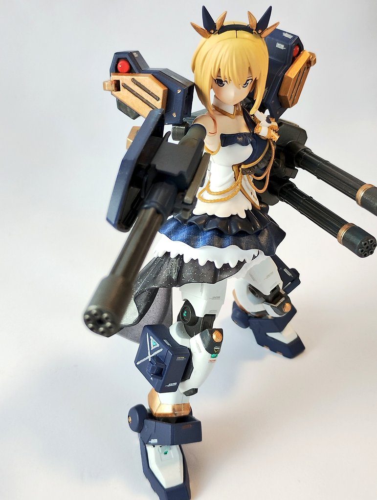 基本的には、シャニマスボディを塗っただけあとは脚部を加工したりなんなり。HGACヘビーアームズの太もも(膝寄り)は細めで、30MSの太もも(基部)よりも細く、そのままだと違和感がでてしまうため、細い側にプラ板を貼って違和感の解消を行っています。