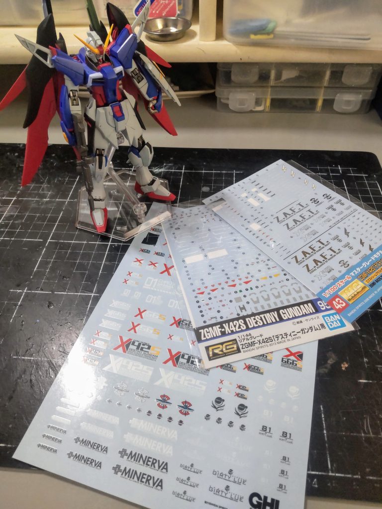 デスティニー用デカール大放出。何気にデカール作業が1番好きかもしれません。