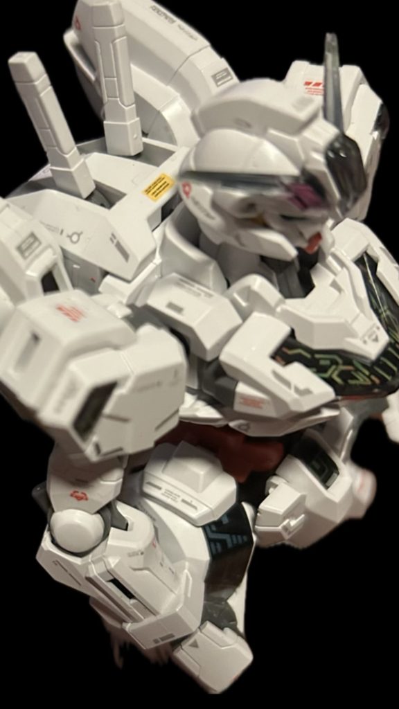 頭部アンテナはブラックアウトしてるクリアパーツの方に裏から蛍光のデカール貼ってます⭐️なので暗めのとこだとアンテナも黒っぽくなります😊