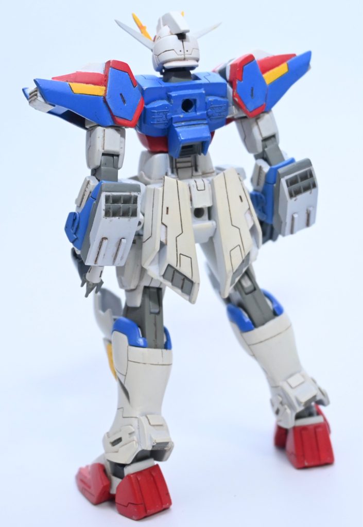 ■機体_背面背中はストライクの背部接続部を移植して3mm軸径のバックパックに対応させています。これは当時ビルドストライクやオプション系は3mm接続系が多かったので、それらと一緒に遊べるようにした為です。腕部アーマーに付いた武器はプラ板のスクラッチで、先っちょにMGのスクリューウィップが付いた、アンカー系武装です。