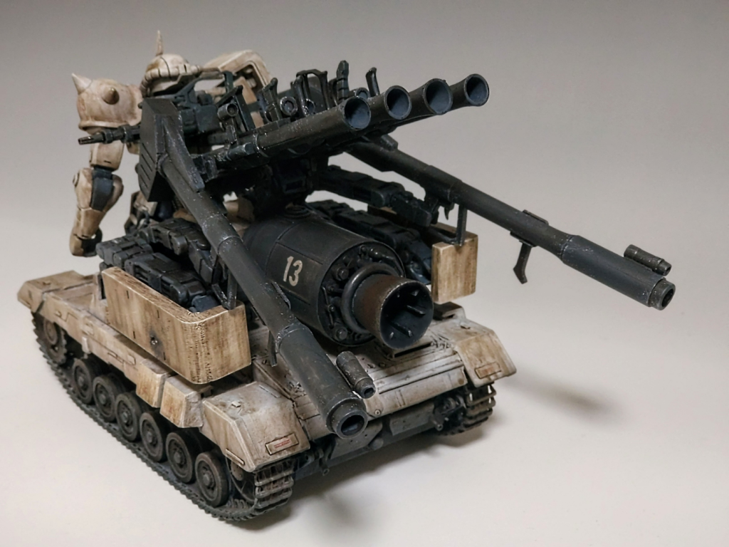 後姿。サブアームに2本のジャイアントバス、ラックに4本のザクバズーカ。さらに手持ちにザクバズーカ、背中にマシンガン、腰にヒートホーク✕2というフル武装はタンクならでは、二本脚ではできない仕様です。