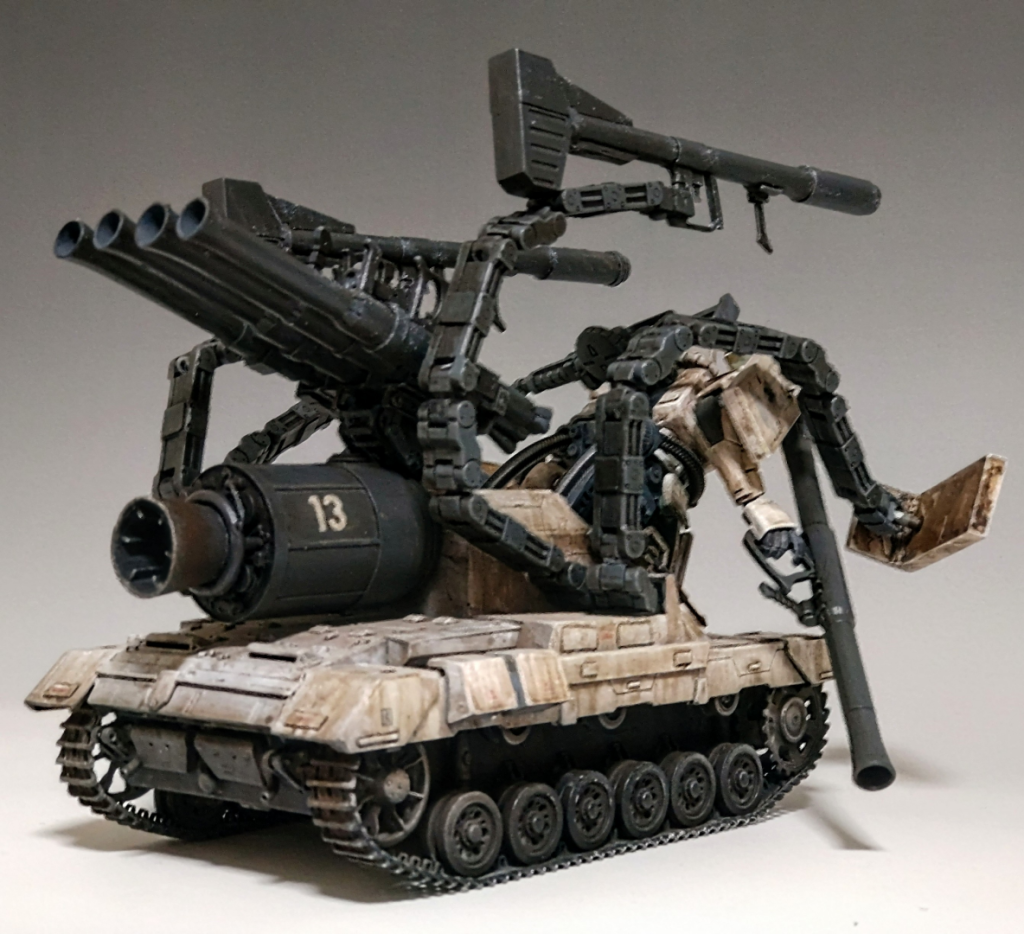 戦闘モード時、4本のサブアーム全開状態。サンダーボルトのサイコザクに負けない重装備です。撃ち尽くしたバズーカを次々に交換しながら戦場を華麗に駆け抜ける、はず。