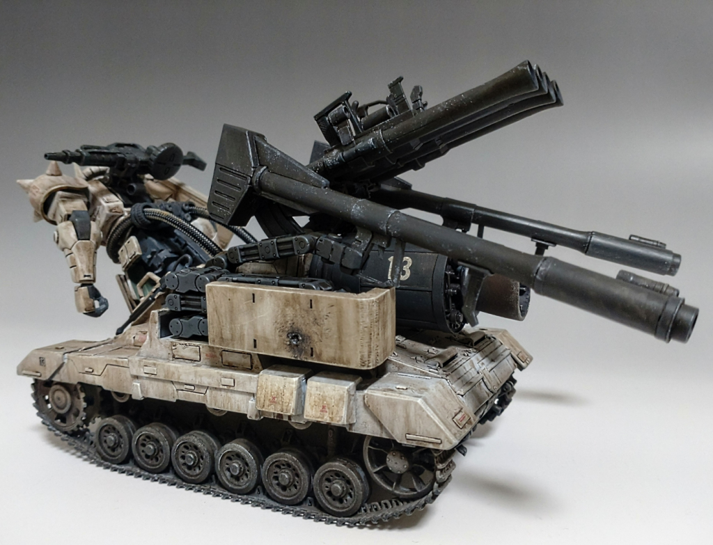 高速移動時の前傾姿勢です。大きく傾けてもデザインが成立するように軸をフロントいっぱいに設定しました。この重装備がドムのように高速で走り回るのは敵にとって脅威になるのではと思います。