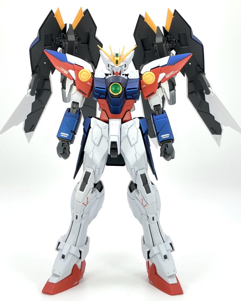 改修は有名モデラー達の名作を参考にし、各所ディティールの追加フェイス部分の位置修正、首の根元を1mm後ろにずらす等の微調整を行いました。設定基準を外した配色(腰のサイドスカートやシールド、ツインバスターライフル等)で、アニメっぽさを無くしたイメージで仕上げました