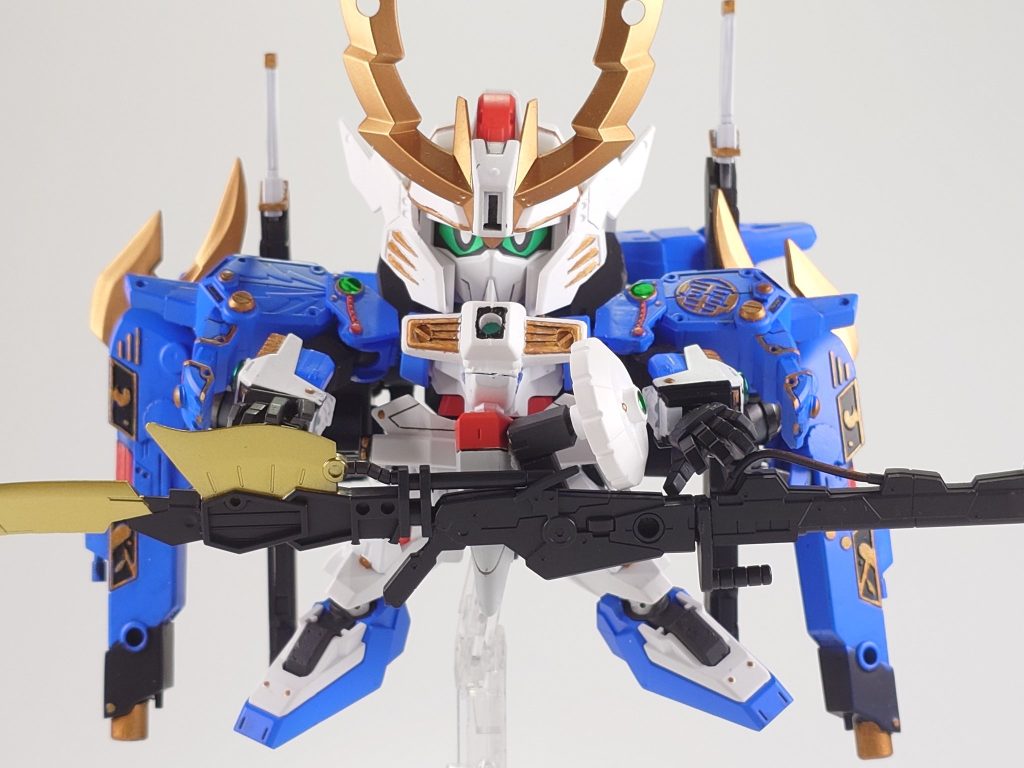 Ex-Sガンダムと言えばやはりこのポーズとは言えSDでやるには(というか立体物全般で)腕が短すぎるので別のCSの腕を延長改造したものを別途用意してフレームを交換で再現できるようにしました