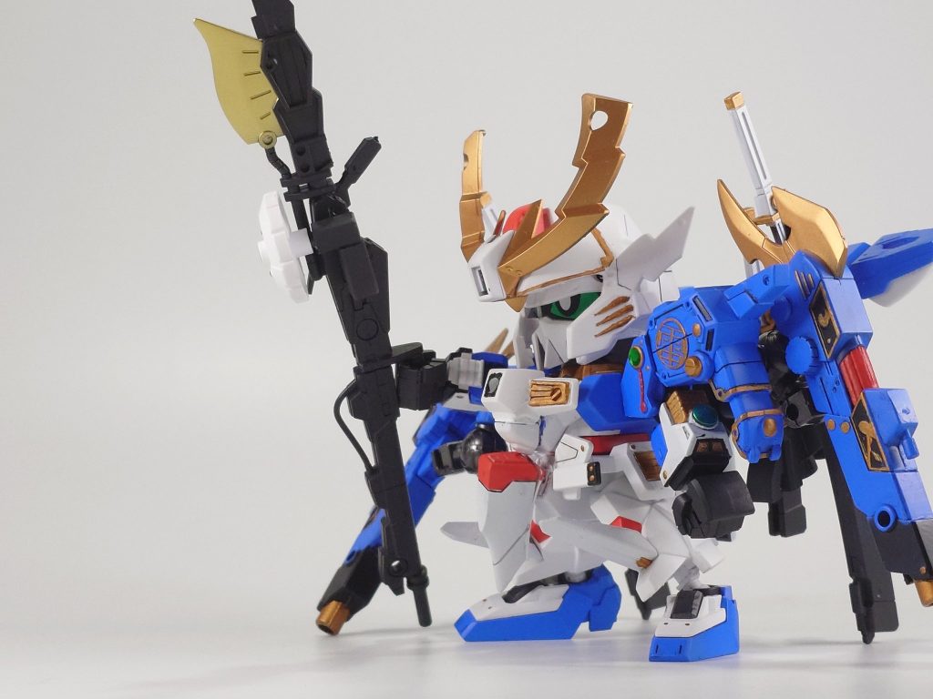 最後に須摩亜斗銃を構えてのポーズを、銃にも槍斧にもなるマルチウェポンです