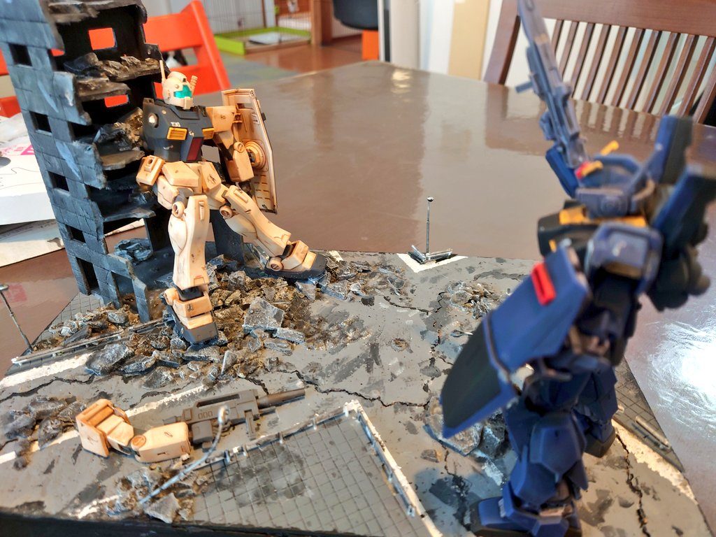 小学5年生が本当に一人で完成させた廃墟ジオラマです。9時間掛けて作った力作。ジム2の右腕を飛ばすシュチエーション。  渋過ぎる🤣あなたは本当に小学生ですか？のツッコミを入れたくなる🤭