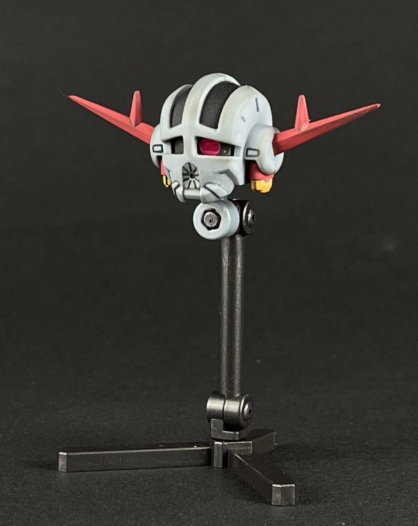 ここからはEXパーツ。先ほどの台座とともにジオングヘッド再現用のジョイントパーツが付属しています。頭部に合わせ目が発生しますが、後頭部パーツを外してグリップでモノアイを動かすのでそのままに。